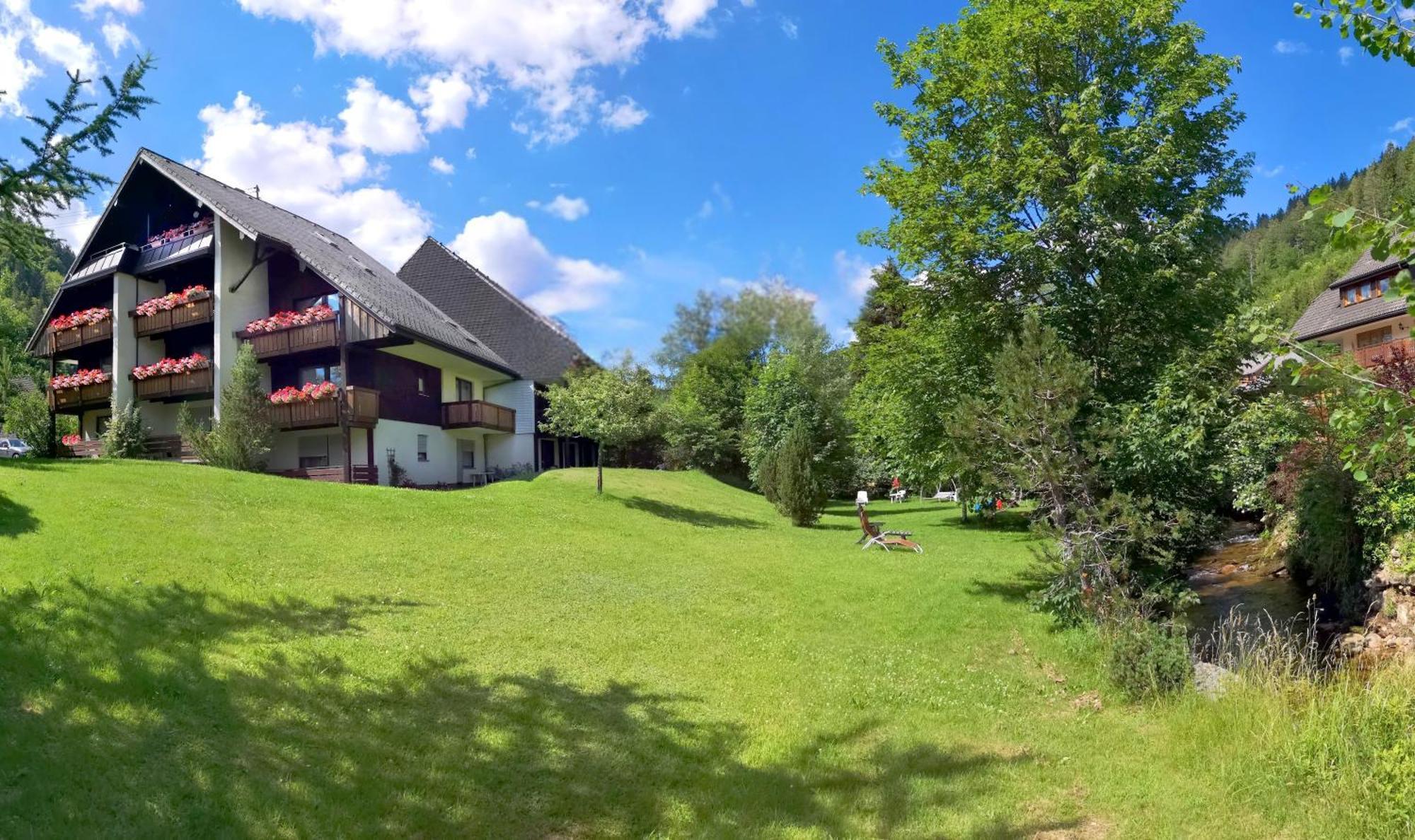 Naturidyll Am Fluss - Ferienhaus Albmatte - Grosser Garten Zum Grillen Und Entspannen-Direkt Neben Dem Radon Revitalbad Mit Sauna Und Thermalbecken Санкт-Блазін Екстер'єр фото